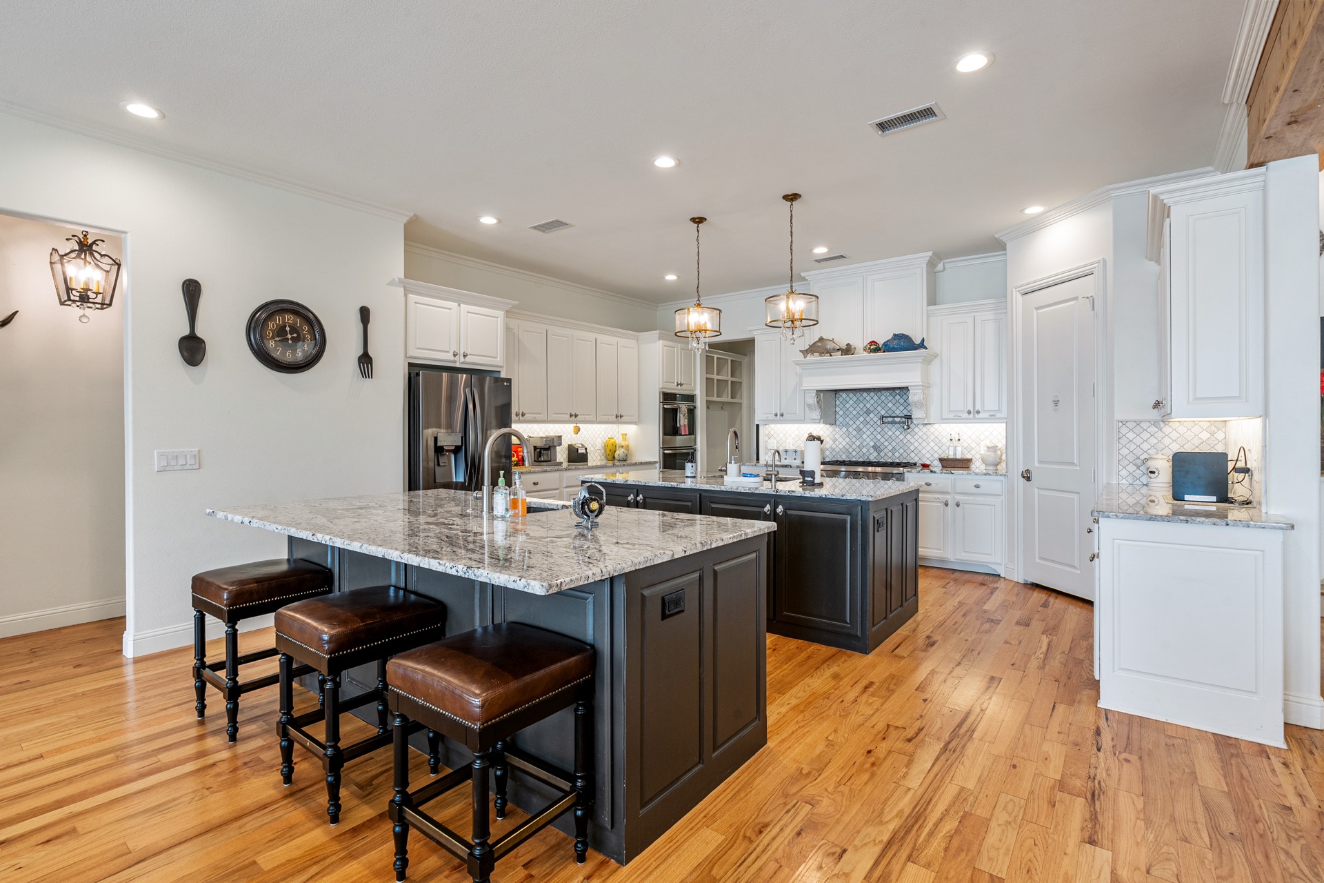 Gourmet kitchen with island